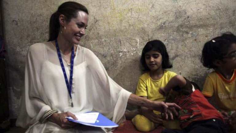 Анджелина Джоли играе с иракските деца в бежански лагер близо до Дамаск, Сирия, през октомври м.г. Въпреки че перфектно изпълнява задълженията си на посланик на добра воля на ООН, таблоидите с нетърпение чакат повод да скандализират имиджа на звездата. 