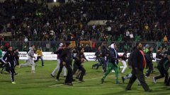 Привърженици на домакините Ал-Масри атакуваха играчите и публиката на гостите, за да се стигне до ужасната трагедия