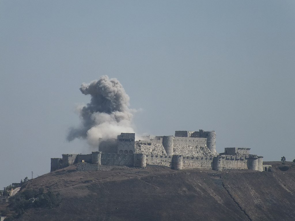 1024px-Krak_des_Chavaliers_under_fire