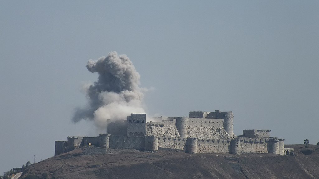 1024px-Krak_des_Chavaliers_under_fire