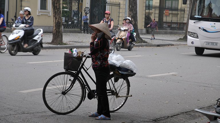 Въпреки е огромен, 7-8 милиона живеят в Ханой, градът не живее на забързан ритъм.