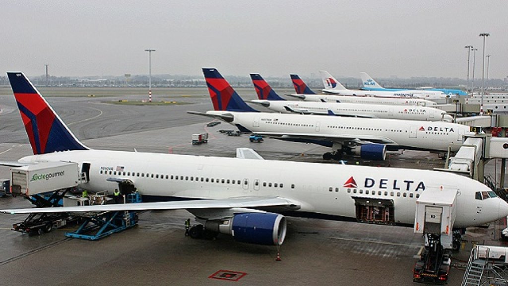 Boeing_767-332ER,_Delta_Air_Lines,_Amsterdam