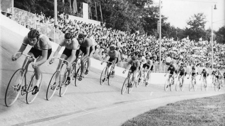 Бой с помпата по главата
Българският принос в мръснишките номера също не е за пренебрегване. В колоезденето ни все още се говори за онази Обиколка на България някъде през 50-те години, когато на етапа в Сливен за всички е ясно, че победител трябва да стане местната звезда Милко Димов. Целият град е строен на центъра начело с първия секретар на БКП, кмета и всички големци. Няколко километра преди финала колоната забавя ход, за да да даде място на определения за победител в етапа. Изненадващо обаче, един от чешките състезатели се втурва да го преследва. Налага се другият български ас Боян Коцев да догони чеха, и да го халоса с помпата в главата. Истински нокаут!