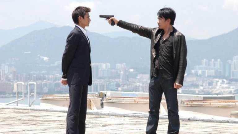 2. Пъклени дела/Infernal Affairs (2002)
Това е "ърбън" екшън, превърнал с в култов веднага след появата си, довел до две продължения и дори римейк, режисиран от Мартин Скорсезе. Лау Кинмин е ченге, което играе мръсни игри - той е информатор на могъщия наркобос Хон Сам. 
Чан Уинян - гангстер, който всъщност е ченге, също играе двойна игра, и държи своя бос постоянно информиран за действията на престъпниците. Напрежението постепенно нараства, докато се стига до финалния сблъсък. Това е стилизирана, приковаваща полицейска драма, в която съдбите на две хонгконгски ченгета се оказват неизбежно обвързани.