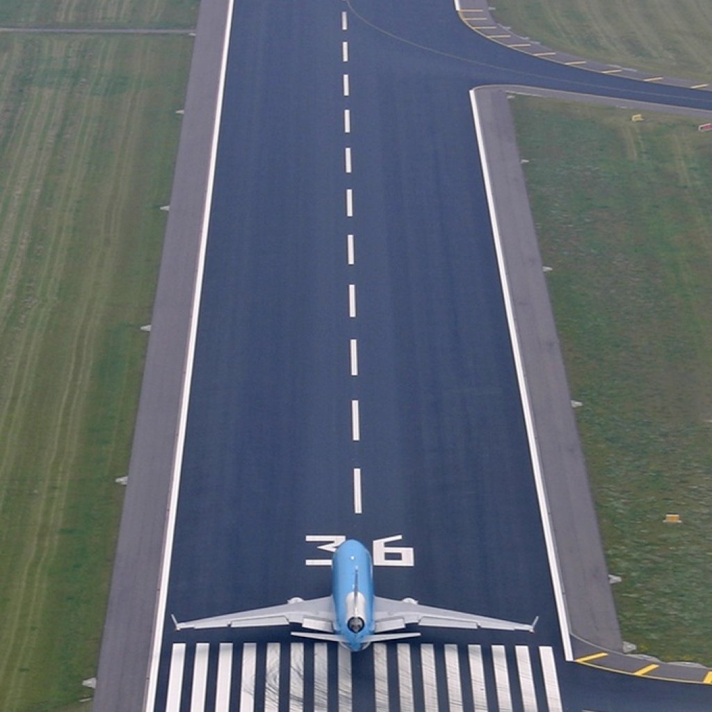 McDonnell_Douglas_MD-11_KLM_-_Royal_Dutch_Airlines,_AMS_Amsterdam_(Schiphol),_Netherlands_PP1151411211