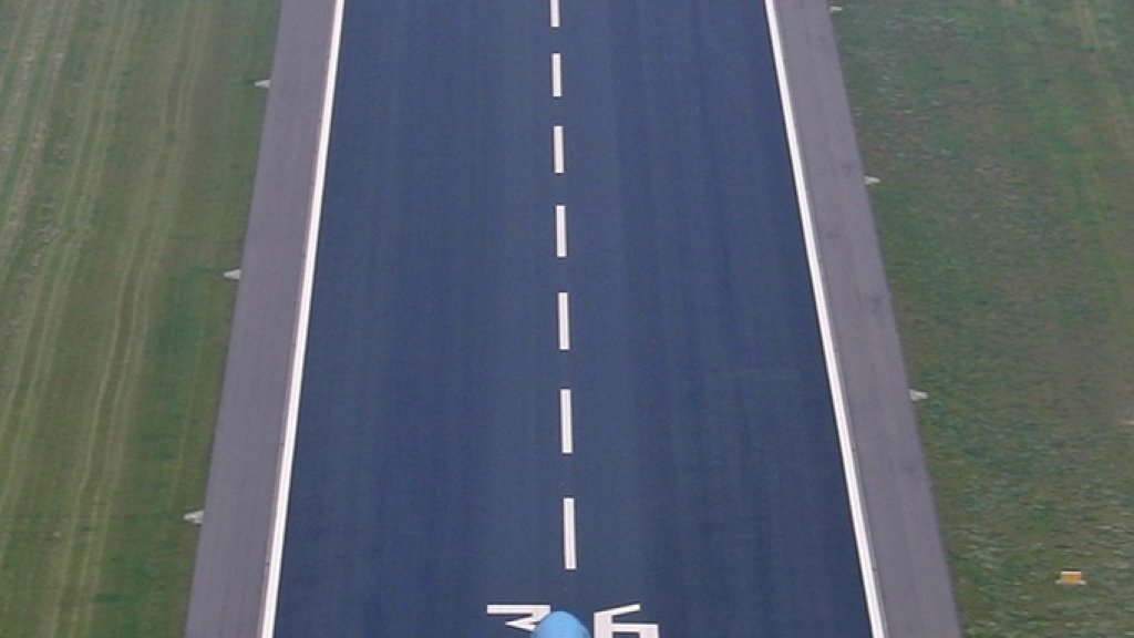 McDonnell_Douglas_MD-11_KLM_-_Royal_Dutch_Airlines,_AMS_Amsterdam_(Schiphol),_Netherlands_PP1151411211