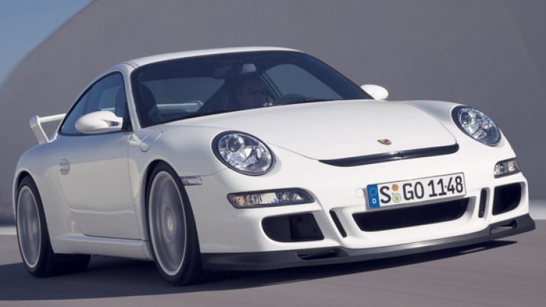 997 GT3 (2007)
415 конски сили, ускорение от 0 до 100 км/ч за 4,2 секунди, максимална скорост 300 км/ч и ефективна работа на аеродинамиката и автоматично регулиращото се по височина окачване. Това е 997 GT3, с който Валтер Рьорл записва обиколка на Северната отсечка на Нюрбургринг за 7,42 минути.