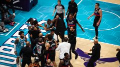 Звезди от НБА си спретнаха здрав бой (видео)