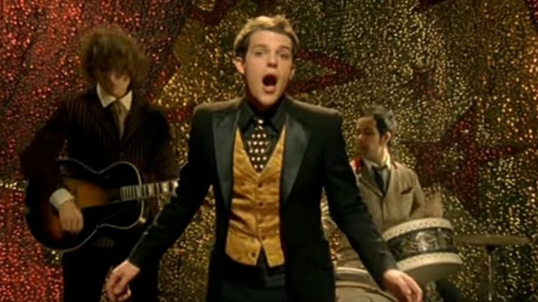 The Killers - Mr. Brightside
Първият сингъл на американската група остава и до днес сред най-добрите неща, които са правили. Парчето по един изключително свеж и енергичен начин възпява параноичните помисли на един мъж, че приятелката му му изневерява с друг мъж. Голяма част от тази енергия идва обаче от основната китарна мелодия, която те хваща още от самото начало и резонира с настроението ти, независимо дали си тъжен, ядосан, щастлив или нещо друго.