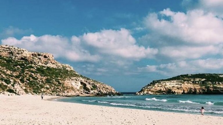 ЛампедузаОще един остров, близо до Сицилия обаче. По-голямата част от територията е природен резерват, от който най-известен е Островът на зайците. През лятото морските костенурки снасят на плажа яйцата си, трудно е да не ги забележиш по време на някое приятно плуване. Внимавайте и с акулите, които се срещат близо до острова. Ако обичате делфини и се поразходите с лодка, имате шанс да ги срещнете. Един път оставили плажа, идете в центъра, за да опитате известните гранити- напитка на базата на лед и плодов сок. И тук любителите на морската кухня няма да останат разочаровани.