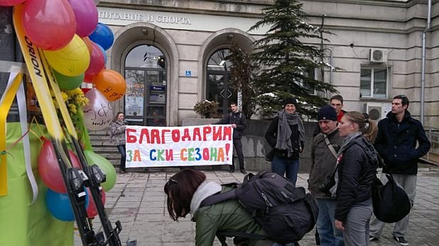 Граждани оставиха цветя и балони пред Министерството на спорта