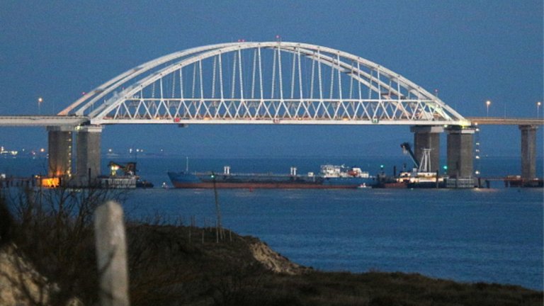 Русия започна да се налага силово в Азовско море през 2015 г., когато започна строителството на дълго планирания мост над Керченския проток