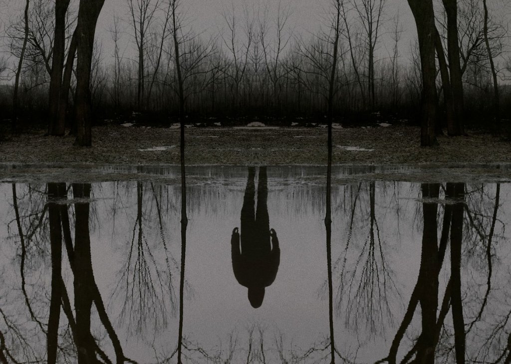 Минисериалът на HBO започва с убийството на дете и постепенно разгръща една все по-голяма мистерия пред зрителите.