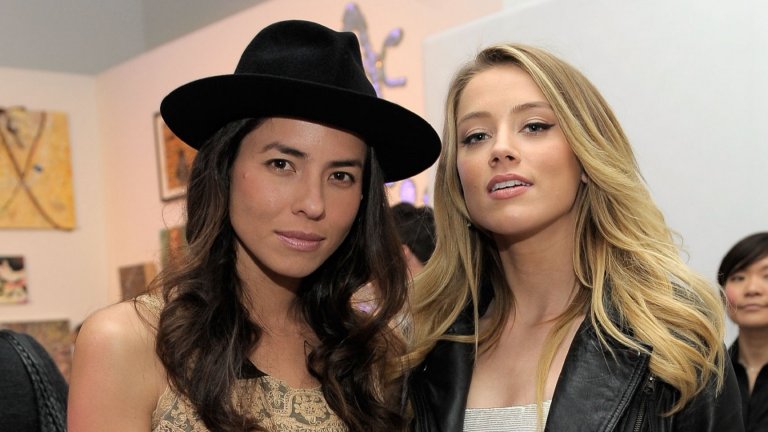 Ако си мислите, че скандалите около личния живот на Хърд започват с връзката й с Джони Деп – лъжете се. През 2008 г. Амбър започва да излиза с Тася ван Рий (на снимката), която е художничка и фотограф. Връзката бързо се задълбочава и дори в един момент актрисата приема фамилията на ван Рий. През 2009 г. обаче Хърд е арестувана по обвинения в домашно насилие, физически и психически тормоз. По-късно ван Рий по неясни причини оттегля обвиненията си към бившата си половинка и казва, че не е била правилно разбрана от властите заради хомофобията, която все още цари в САЩ.