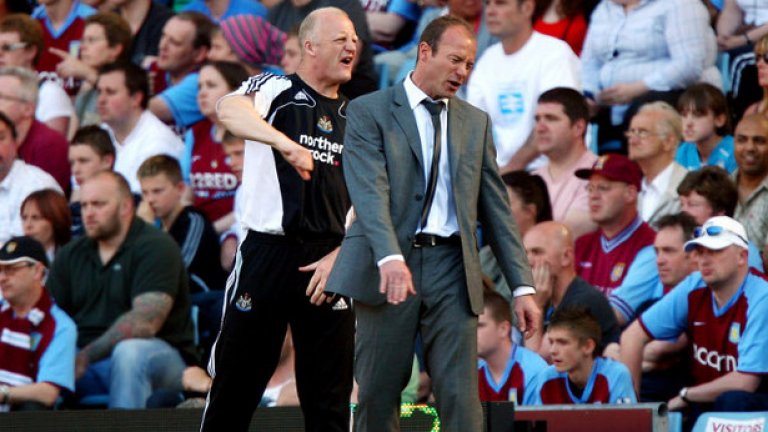 Нюкасъл (2008/2009)
В началото на века Нюкасъл се бореше да влезе в Шампионската лига под ръководството на сър Боби Робсън, а Алън Шиърър беше една от големите звезди на английския футбол. През 2008 Робсън вече не беше в клуба, а новият мениджър Джо Киниър имаше проблеми с избора на титуляри. Шиърър се завърна, но не впечатли особено като временен мениджър – с него тимът спечели само една победа и завърши сезона на 18-о място.