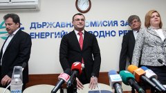 Боян Боев (в средата) вече не е шеф на ДКЕВР