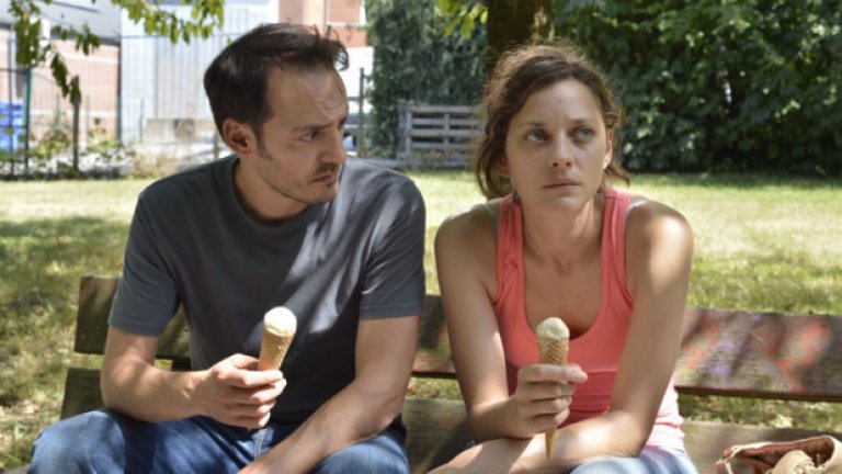 "Два дни и една нощ" (Two Days, One Night) 
Филмът на братя Дарден блести с вероятно най-силното и неподправено изпълнение на Марион Котияр до момента в кариерата й, осигурило й поредна номинация за "Оскар". Сюжетът проследява няколко дни от живота на Сандра, която има само един уикенд на разположение, за да убеди своите колеги да се откажат от бонуси от по 1000 евро и така да запази работата си.
Шефът на малката фабрика, където работи, е предоставил на служителите избор: или някой ще бъде уволнен, или никой няма да получи бонус тази година. Сандра наскоро се е върнала от болнични и затова тя ще бъде уволнената. Профсъюзният представител се опитва да й помогне, като убеждава началството да организира второ гласуване в понеделник сутринта, но Сандра ще трябва да спечели поне шестима от колегите си на своя страна. Не е лесно да поискаш от някого да се откаже от значителна сума заради теб, особено в тези тежки времена, а крехкото психично състояние на Сандра прави задачата й още по-тежка. 
Кога:  на 9 март в Cine Grand от 19.00, 17 март в кино Одеон от 18.30, 19 март в Евро Синема от 19.15, 20 март в Дома на киното от 18.00, 21 март в Културния център на СУ от 19.00, 25 март в Дома на киното от 16.00 и 29 март в Евро Синема от 19.00