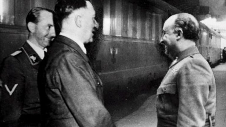 Среща на гарата: Хитлер и Франко разговарят приятелски на гарата…