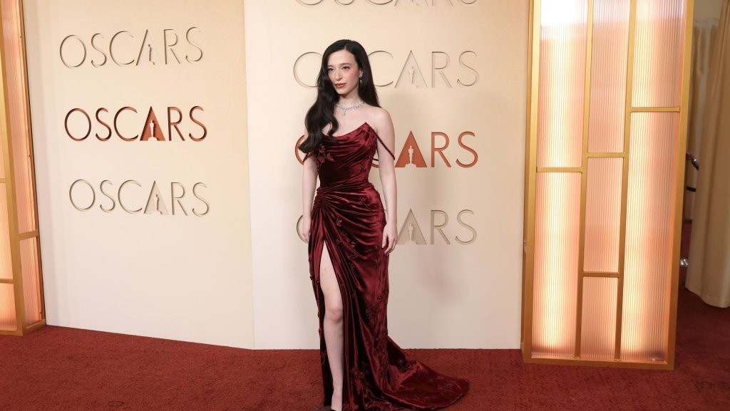 Миналогодишната победителка в категорията "Най-добра актриса в главна роля" - Майки Мадисън, облече кърваво червена рокля на Dior.