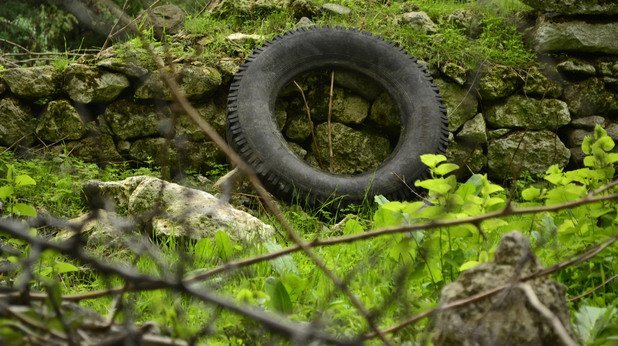 Предмети като тази гума са единствените спомени за някогашните собственици на руините
