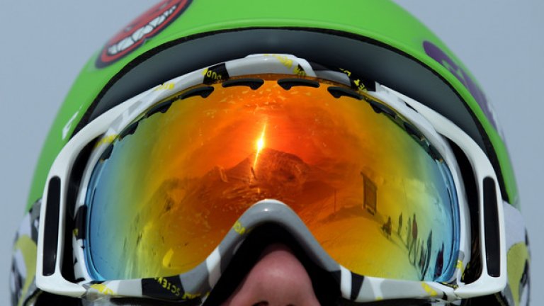 UV-рефлекторни стъкла със защита от надраскване
Някои от най-ранните изследвания в ефективните покрития за диоптрични и слънчеви очила се базират върху проучванията в NASA върху материалите за визьорите на скафандрите на астронавтите и пластмасовите мембрани в системите за пречистване на водата. 
По-късно през 80-те години NASA разработва лещи, филтриращи слънчевата светлина, които защитават човешкото око от ултравиолетовите лъчи и правят цветовете по-ярки. Тази технология днес се използва при производството на слънчеви очила, ски-очила и предпазни маски за оксиженисти.