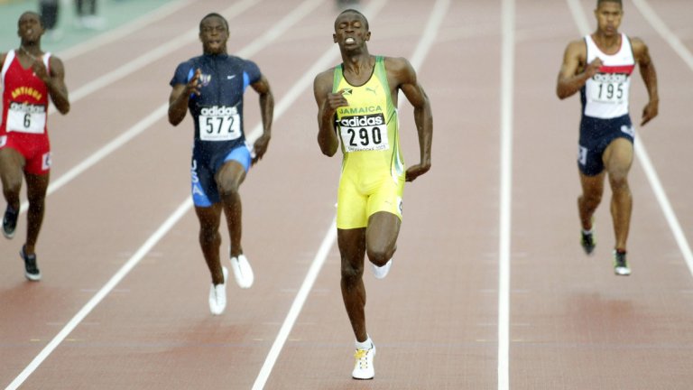 Шампион при младежите
На 16 години Юсейн Болт започна бляскавата си кариера с успех на Световното младежко първенство за пистови дисциплини през 2002-а. Там ямаецът спечели първия си златен медал на 200 метра, след което бе награден за Изгряваща звезда от лекоатлетическата федерация IAAF. През 2003-а печели златния медал на 200 метра отново - от Свертовното първенство за младежи. Тогава той за пръв път вкусва от международната слава.
