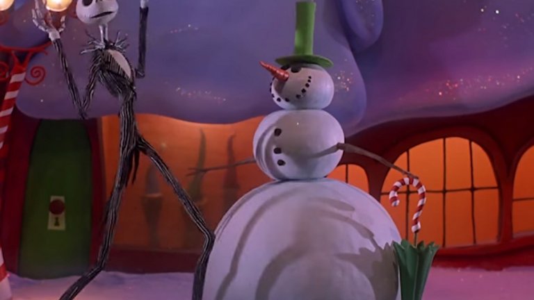 Nightmare before Christmas / Кошмар преди Коледа

Днешните тийнейджъри едва ли разбират защо преди около 10-15 години всяка втора ученическа чанта или тетрадка беше покрита с изображение на Джак Скелингтън. Джак е главният герой в мрачната готическа анимация "Кошмар преди Коледа" (отново продуциран от коледно настроения Бъртън, но не и режисиран от него). Той случайно се озовава в Коледния град и решава, че иска да празнува този празник вместо втръсналия му Хелоуин. Но това ще има доста сериозни последствия, между които и отвличането на самия Дядо Коледа. Да, тук заглавието на филма ясно намеква за коледния елемент в историята, но колко често телевизиите излъчват тази анимация по празниците? Престъпно рядко, като вместо това ни залъгват за пореден път с "Ледена епоха". Не, мерси.