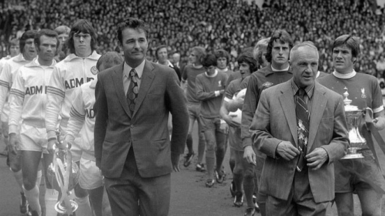 Шенкли извежда Ливърпул в последния си мач - срещата с Лийдс за Чарити шийлд през 1974 г. Мениджър на съперника, вляво от шотландеца, е Брайън Клъф.