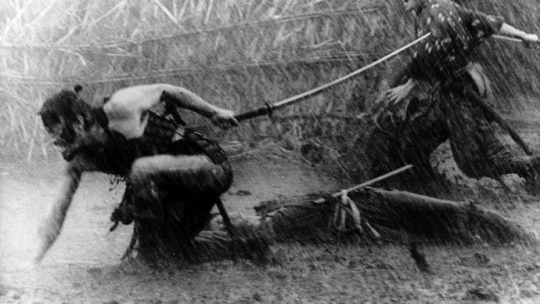 „Седемте самураи“: Финалната битка

Великият Акира Куросава успява още през 1954 г. да заснеме бойни сцени, които до днес си остават сред най-значимите в киното. Финалната екшън сцена от „Седемте самураи“ е реализирана с напрегнат монтаж и брилянтно използване на тишина в най-драматичните моменти, когато само природни звуци (или отделни ударни инструменти) дават тон на сражението. С елиминирането на музиката и постепенното покачване на темпото на битката, Куросава постига въздействие, на което все още малко филми могат да съперничат, въпреки днешните технологични възможности.