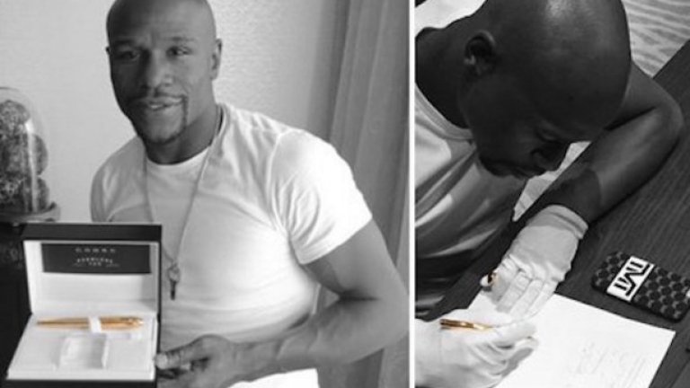 Мейуедър показва писалката за 4000 долара.