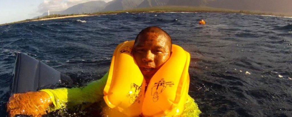 6832075-survivant-d-un-crash-d-avion-il-fait-un-selfie