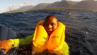 6832075-survivant-d-un-crash-d-avion-il-fait-un-selfie