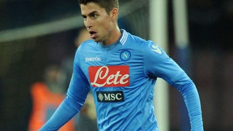 Жоржиньо (Наполи)
Потенциално достъпен за: 1 300
Рейтинг във FIFA 18: 81
Най-силно качествоКъс пас (85)
Това е най-добрият сред най-непопулярните играчи. Доста по-евтин от Сери и притежава сходни характеристики. Притежава добра техника и поглед върху играта, което го прави отличен подавач. Освен това има издръжливост от 83 и дори може да бие дузпи. Ако ви останат пари вземете и двамата със Сери и ги превърнете в новите Шави и Иниеста...