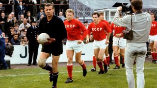 Феновете в СССР почупиха къщата му и го освиркваха по стадионите, но Черния паяк взе "Златната топка"