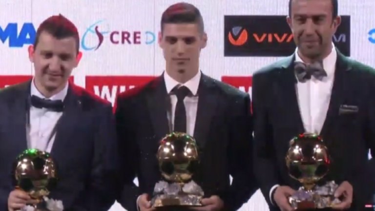 Първите трима в анкетата позират с наградите си