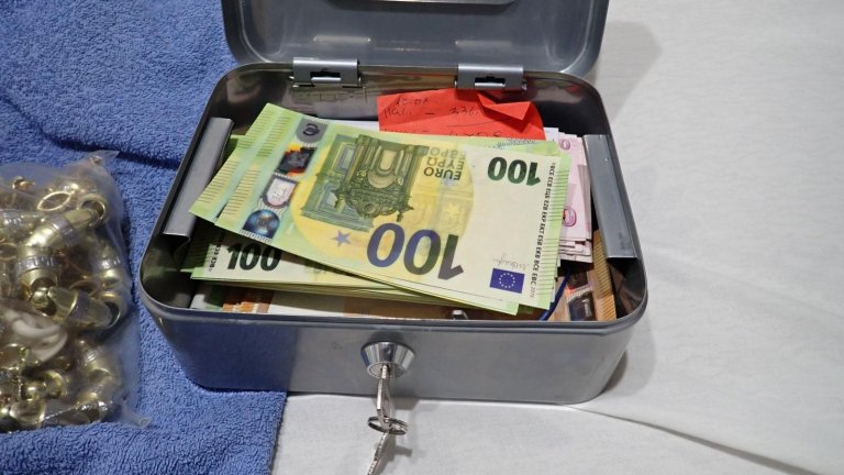 Акция срещу купуването на гласове: Иззеха близо 200 лични карти на покойници