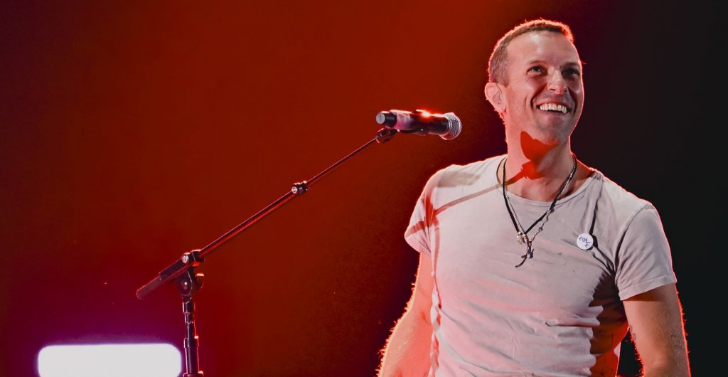 Крис Мартин
Фронтменът на Coldplay е признавал пред подкаста You Made It Weird, че става “пълна развалина”, когато пие. Затова в името на групата и на децата си тотално си е забранил алкохола.