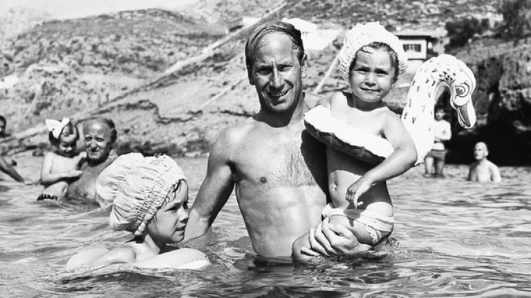 Боби Чарлтън с дъщерите си Сюзан и Андреа през 1968 г.