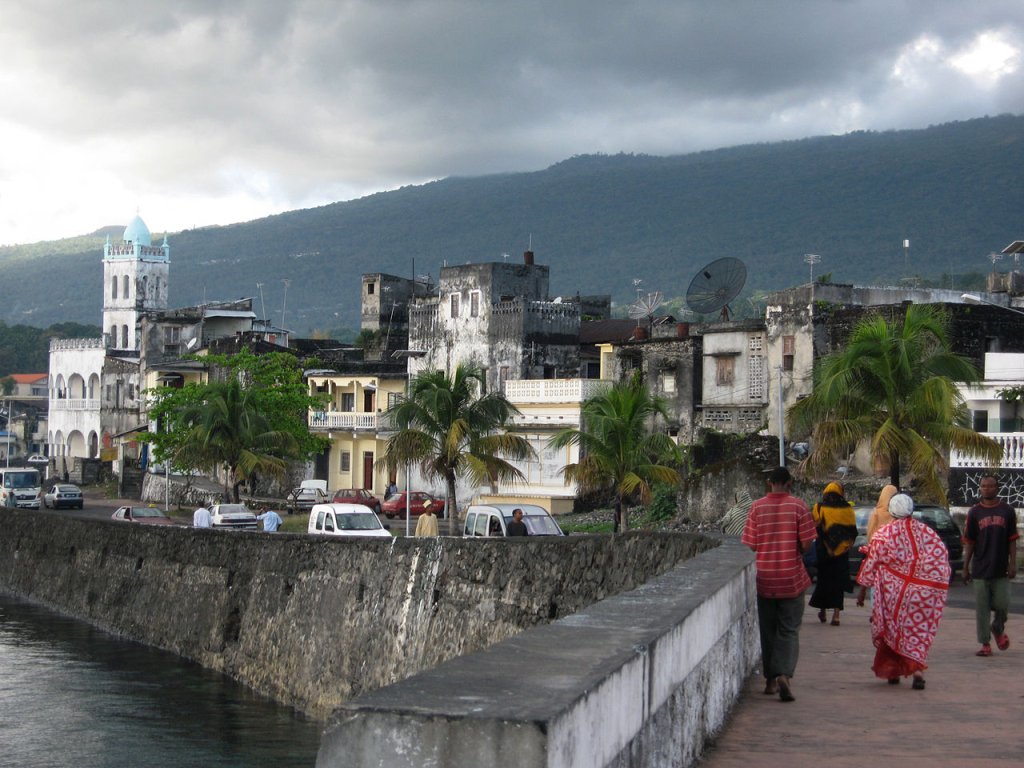 1280px-Moroni_harbour_(2)