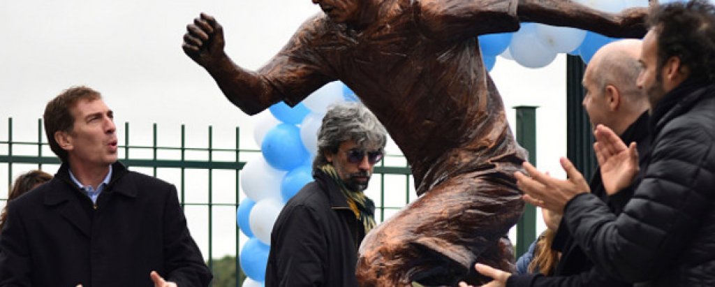 Не си отивай: Вдигнаха статуя на Меси в Буенос Айрес (видео)