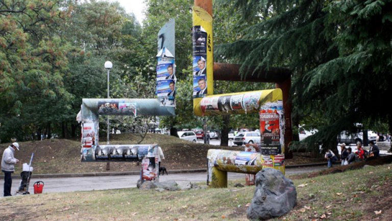 Дори това, че по обед набързо оправиха една жестока дупка на улицата пред блока ми не ме топли, защото вече съм пукал гума в нея - преди няколко месеца