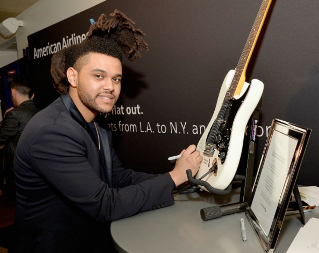 The Weeknd раздава автографи