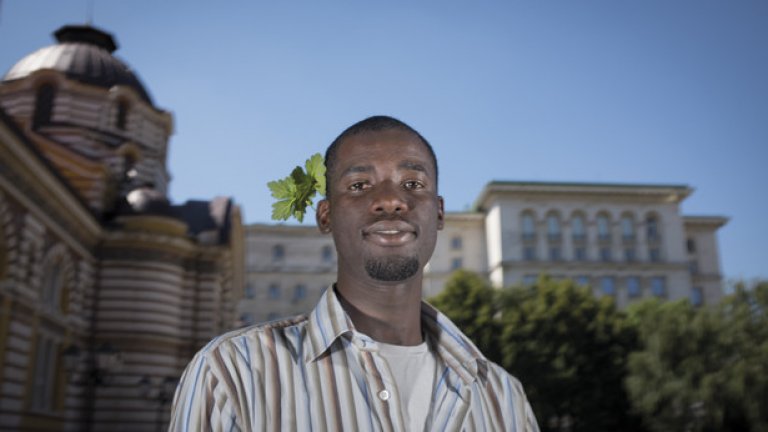 МУСА НЯСИ, ГАМБИЯ

Муса Няси от Гамбия, на 27, пристига в България през 2013 г., след като е принуден да напусне страната си.