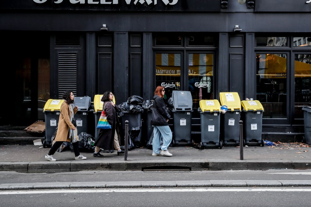 Париж потъна в боклук заради стачките (снимки)