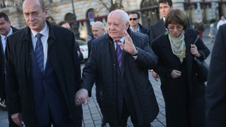 Горбачов поздравява берлинчани по време на посещение на емблематичния пропускателен пункт "Чекпойнт Чарли" на Фридрихщрасе