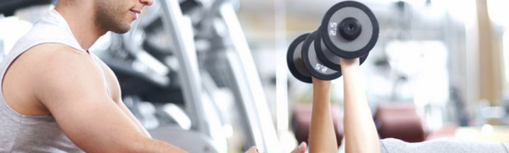 2. Случили сте на страхотен треньор/инструктор
Докато майка ви и баща ви играят голяма роля за вашата физическа активност, хората, които се занимават с трениране или приятелите, на които се възхищавате, имат огромно влияние върху това колко точно ще тренирате с напредването на възрастта.
За момичетата в частност треньорите и фитнес инструкторите са от критично значение за тяхната мотивация, според изследване. 
Но обратното също е вярно: онези, които не тренират нищо на средна възраст споделят, че са имали "негативни училищни изживявания" що се отнася до спорта и движението, което ги е принудило и да се откажат изобщо от подобна активност.