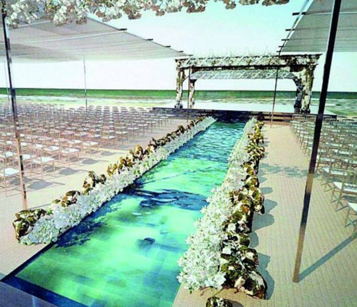 Той ще се монтира на подиум и е покрит с червено кадифе, а гостите ще наблюдават церемонията от две плаващи платформи върху 900 квадратни метра.
