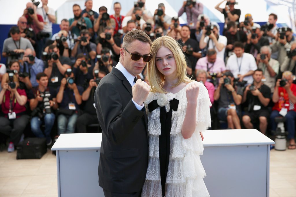 Ел Фанинг и датския режисьор на photocall представянето на екипа и лентата.