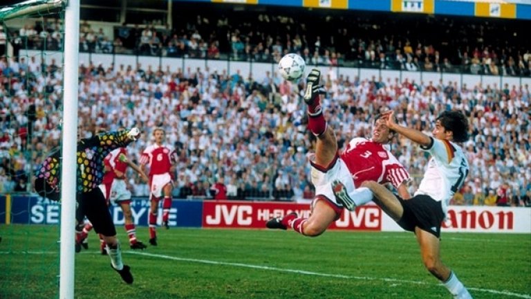1992 - Ние сме червени, ние сме бели, ние сме динамит!
Дания се появи административно в турнира, въпреки че мястото сред осемте бе за Югославия (световен шампион за младежи и със супер отбор). Датчаните се събраха от ваканциите си, потренираха и отидоха през моста до Швеция, за да се насладят на турнира. Взеха, че го спечелиха. И то побеждавайки по пътя си шампиона Холандия (с дузпи) и фаворита Германия на финала с 2:0.