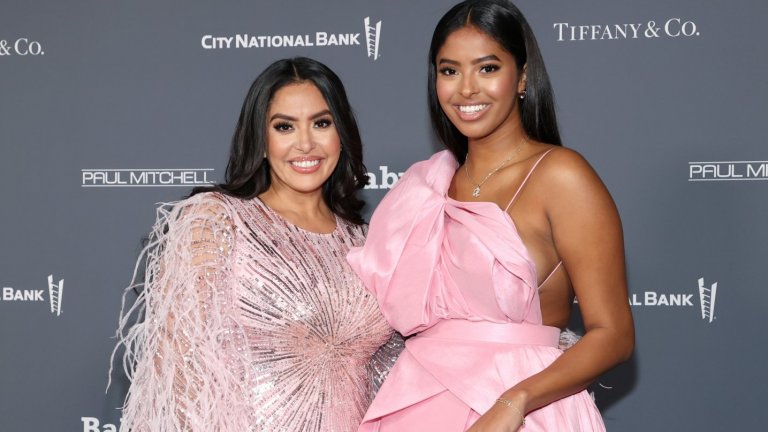 Вдовицата на Коби Брайънт - Ванеса (вляво), и дъщеря им Наталия. Другата им дъщеря - Джиана, загина заедно с баскетболната легенда в катастрофата.